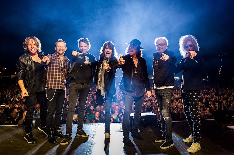 Read more about the article FOREIGNER – ’Waiting For A Girl Like You’ Live