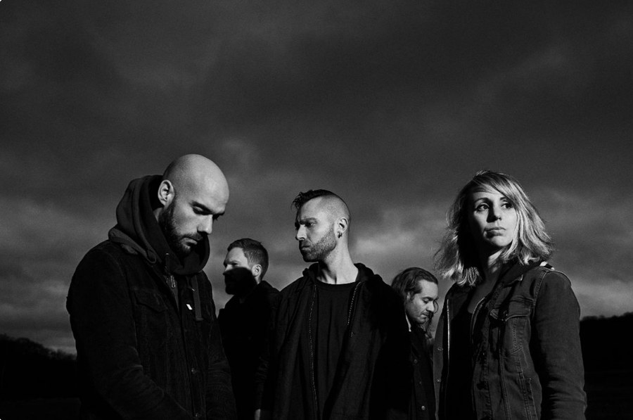 You are currently viewing Frankreichs Post-Punk-Metaller OVTRENOIR  –  ‘I Made My Heart a Field of Fire’