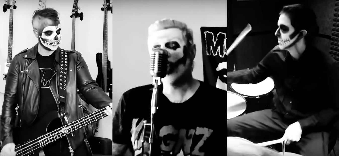 You are currently viewing AVENGED SEVENFOLD – drei Mitglieder teilen Misfits-Cover ‚Hybrid Moments‘