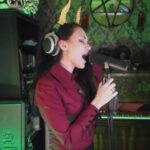 ADRIENNE COWAN – vorweihnachtlich mit ‚We Three Kings‘ (Metal Cover)