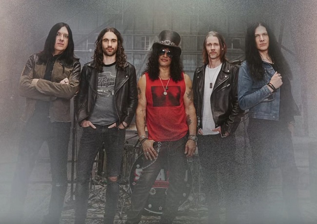 You are currently viewing SLASH ft. MYLES KENNEDY & THE CONSPIRATORS – streamen ‘Call Off The Dogs’