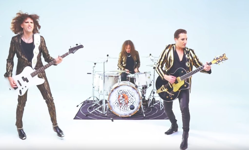 You are currently viewing SANDNESS – 80’s Hair Metal im ‚High Tide‘ Clip