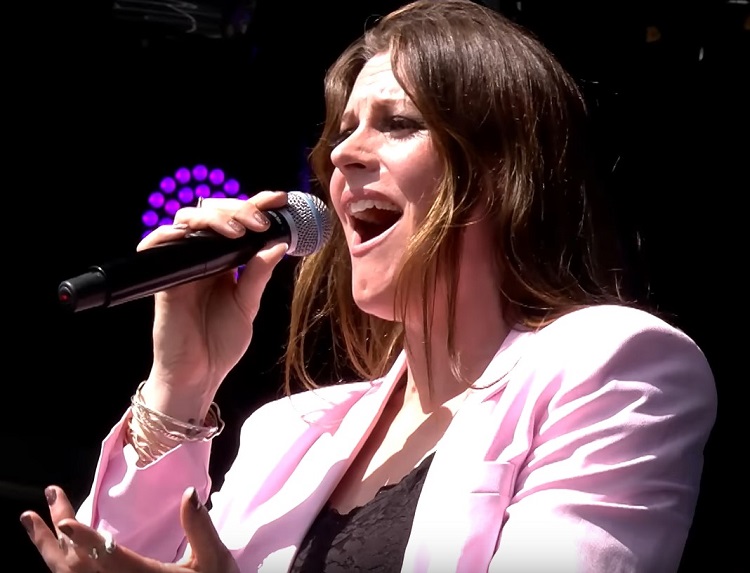 You are currently viewing FLOOR JANSEN – teilt „Live at Pinkpop 2022“ Solo-Clip