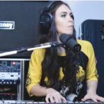 MARTA GABRIEL (Crystal Viper) streamt SAVATAGE Cover – `When The Crowds Are Gone`