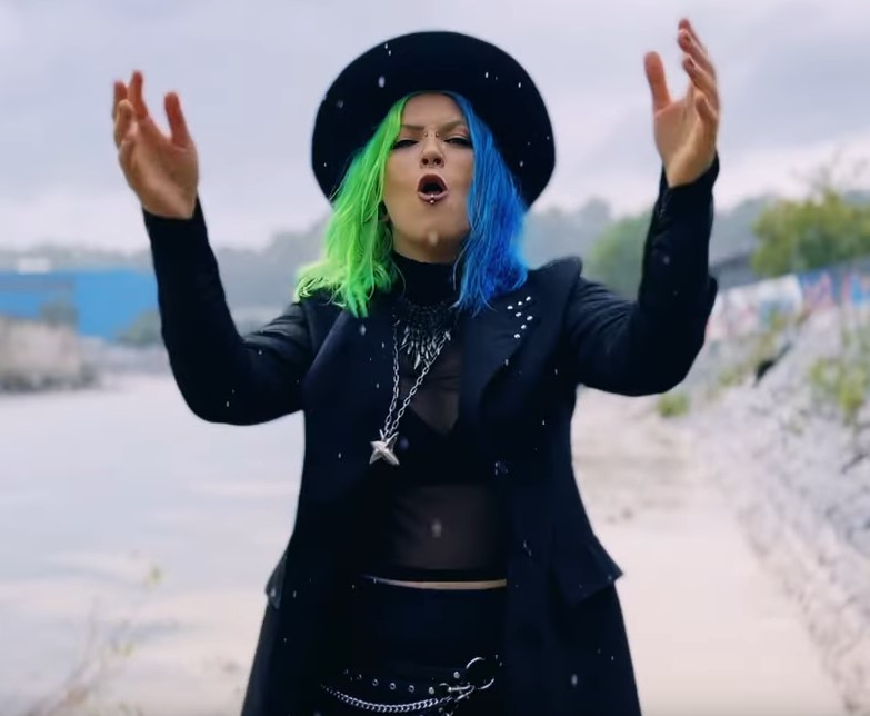 You are currently viewing SERAINA TELLI – `Spaceman´ (4 Non Blondes Cover) Single und Clip enthüllt