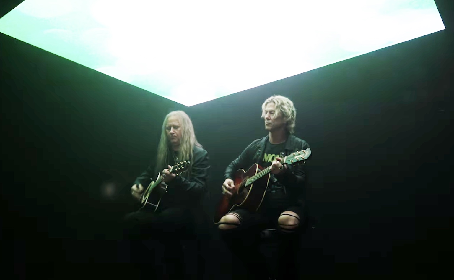 You are currently viewing Guns N` Roses Bassmann DUFF McKAGAN ft. Jerry Cantrell – `I Just Don’t Know‘ Video
