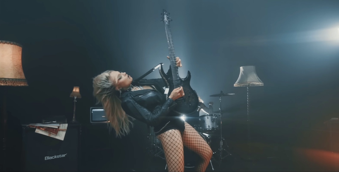 You are currently viewing SOPHIE LLOYD ft. LZZY HALE –  Video für `Imposter Syndrome´ ist online