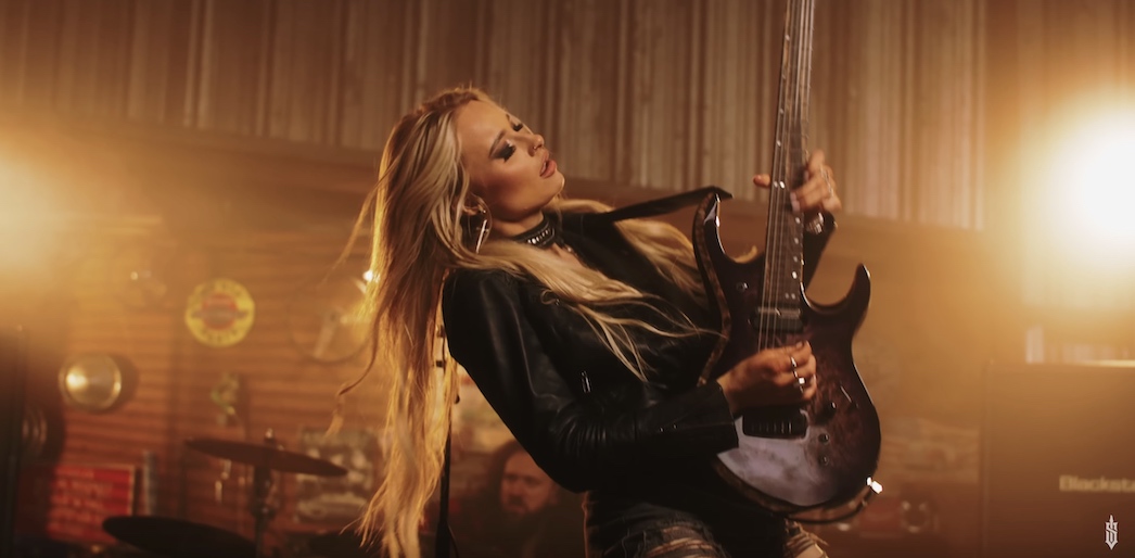 You are currently viewing SOPHIE LLOYD ft. BLACK STONE CHERRY Sänger Chris Robertson – `Let It Hurt` Video