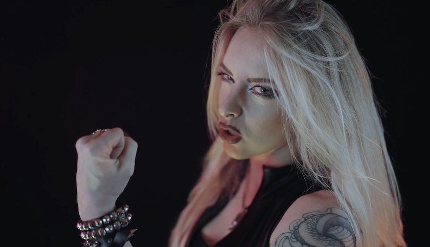 You are currently viewing LAURA GULDEMOND – BURNING WITCHES Frontfrau streamt `Symphony Of Destruction` Cover