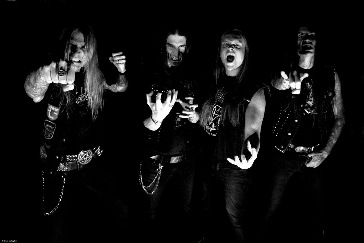 Read more about the article IN APHELION – Extreme Metaller launchen `Fields in Nadir` Video