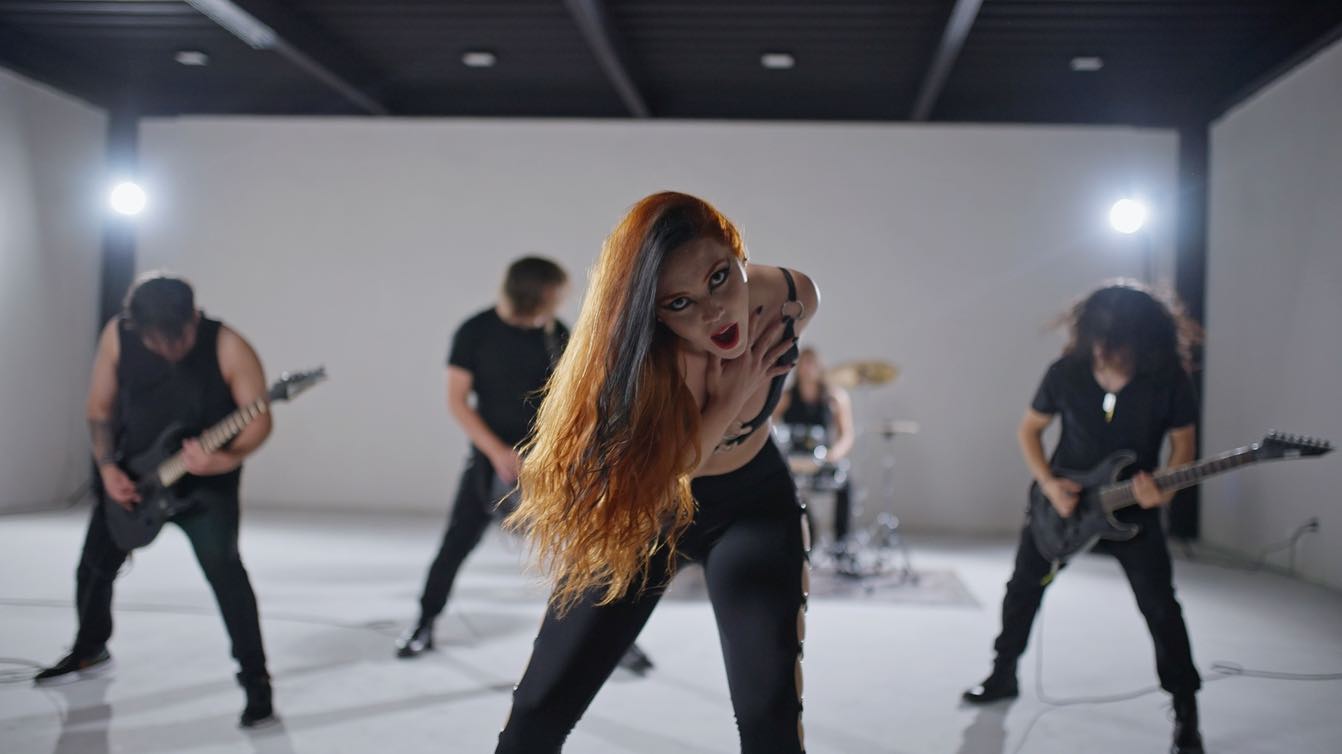 Read more about the article SEVER THE LIGHT – Symphonic Goth Metal Outfit mit `Dancing With Fire` Video