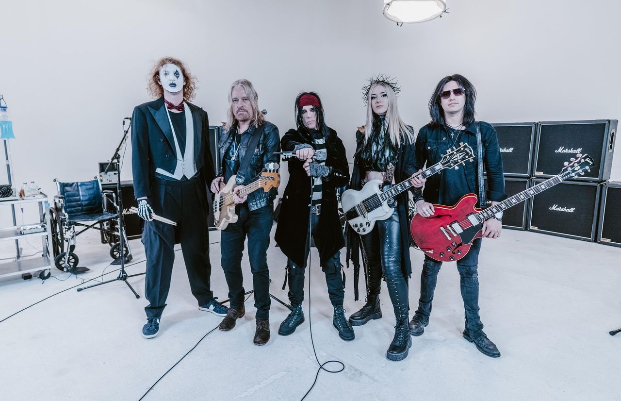 You are currently viewing CROSSBONE SKULLY feat. NIKKI SIXX (Mötley Crüe) – `High On You` Video