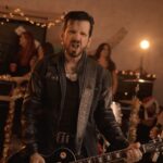 RICKY WARWICK ft. Joe Elliott (Def Leppard) & Billy Duffy (The Cult)  – Start in die Weihnachtssaison: `All I Want For Christmas… Is Christmas!` Video