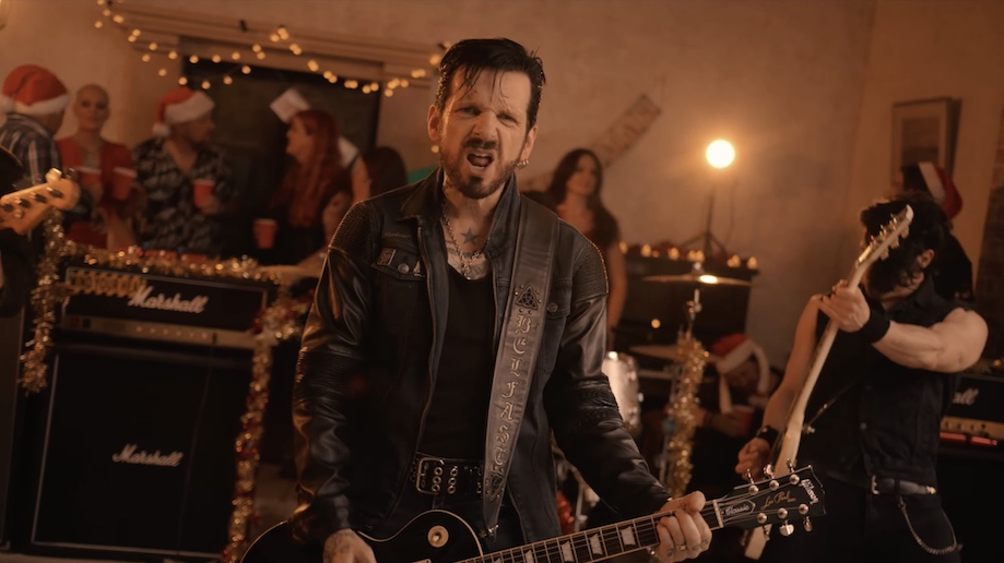 Du betrachtest gerade RICKY WARWICK ft. Joe Elliott (Def Leppard) & Billy Duffy (The Cult)  – Start in die Weihnachtssaison: `All I Want For Christmas… Is Christmas!` Video