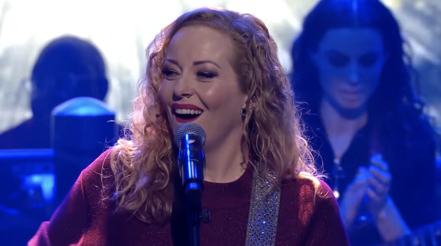 Du betrachtest gerade ANNEKE VAN GIERSBERGEN –  MADONNA Cover  `Ray Of Light` im TV