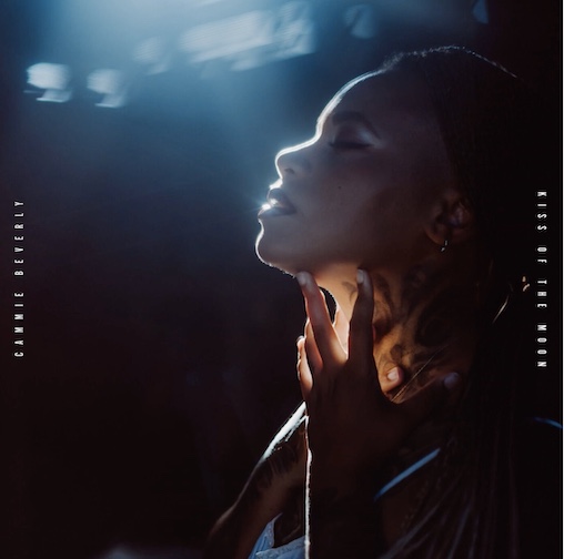 Du betrachtest gerade CAMMIE BEVERLY – Oceans of Slumber Sängerin teilt `Kiss of the Moon` Single