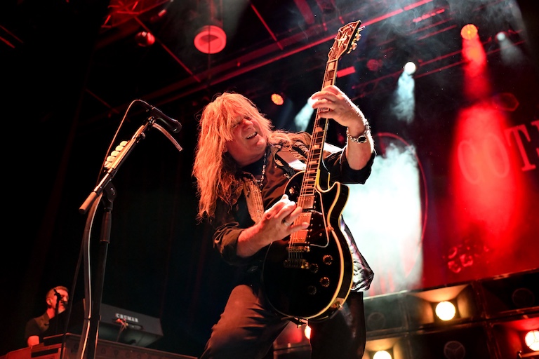 Du betrachtest gerade CORELEONI – Gotthard Gitarrist teilt `Sick & Tired` „Live at Hallenstadion Zurich“