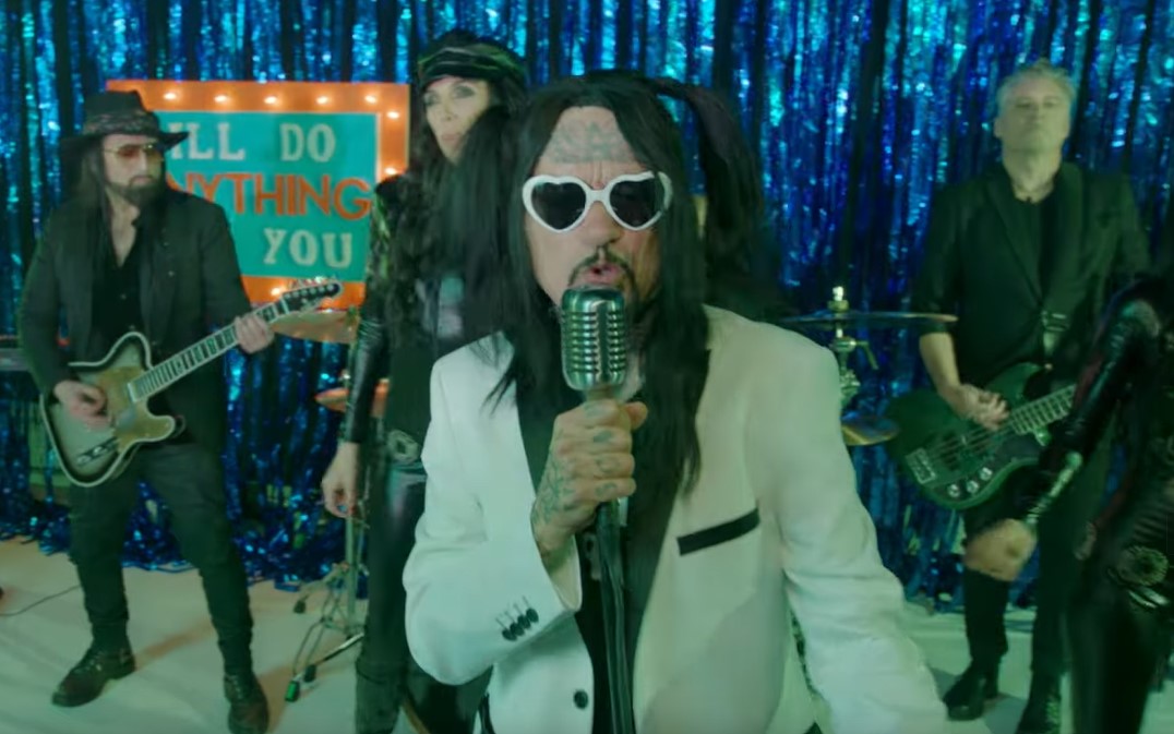 Du betrachtest gerade MINISTRY – `I’ll Do Anything For You´ (Squirrely Version) im Video