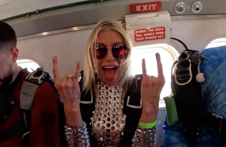 Du betrachtest gerade FEMME FATALE – Lorraine Lewis Comeback mit `Living Like There’s No Tomorrow‘ Video