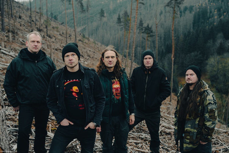 Mehr über den Artikel erfahren HEAVEN SHALL BURN – Fünf Kumpels, die Musik machen