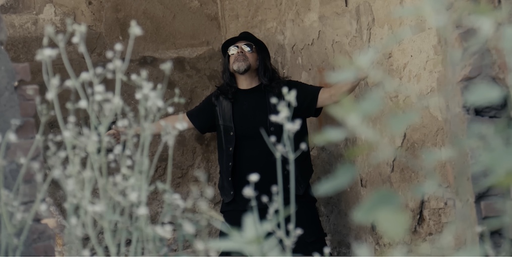 Du betrachtest gerade HOLLER – Video zu `Chandelier` HItsingle in Hard Rock Version