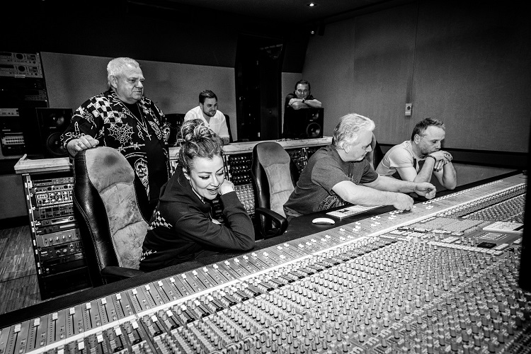 Du betrachtest gerade DIRKSCHNEIDER & THE OLD GANG – `Dead Man’s Hand´ Videosingle veröffentlicht