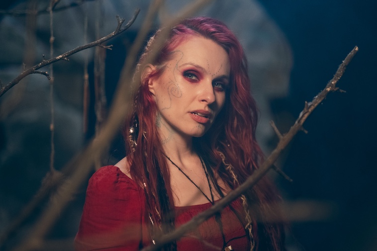 Du betrachtest gerade FABIENNE ERNI – Eluveitie Sängerin teilt Video zur Solosingle `Sky’s Breath`