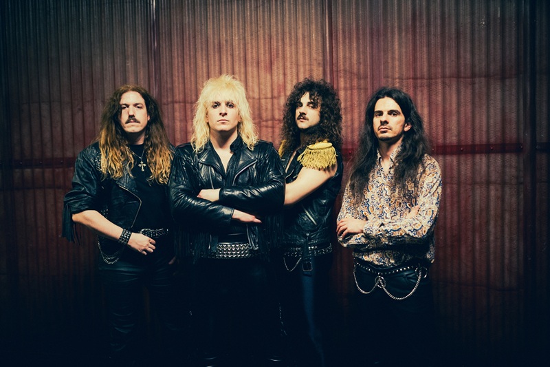 Mehr über den Artikel erfahren SAVAGED – “Rising”: Liebesbrief an den klassischen Heavy Metal