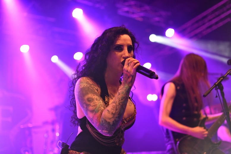 Mehr über den Artikel erfahren ELEINE – Videopremiere für „We Stand United“ Titeltrack