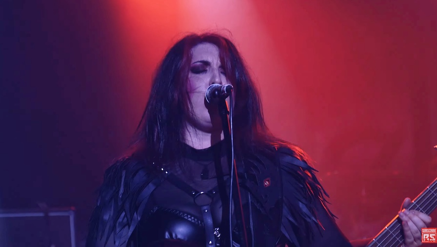 Du betrachtest gerade HELLFOX –  Melodic Death Ladies legen `Water On The Ceiling` Video nach
