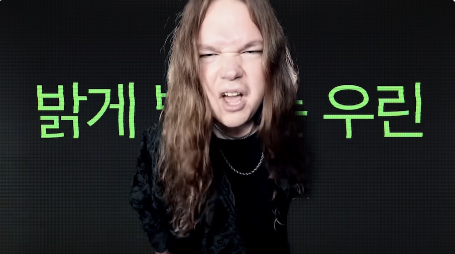 Du betrachtest gerade TOMMY JOHANSSON ft. AMON AMARTHs Jocke Wallgren  –  K-Pop goes Metal im `Golden` Cover