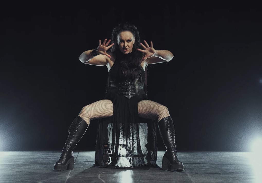 Du betrachtest gerade DYECREST – Neue Videosingle mit neuer Sängerin: `Unravel Me´