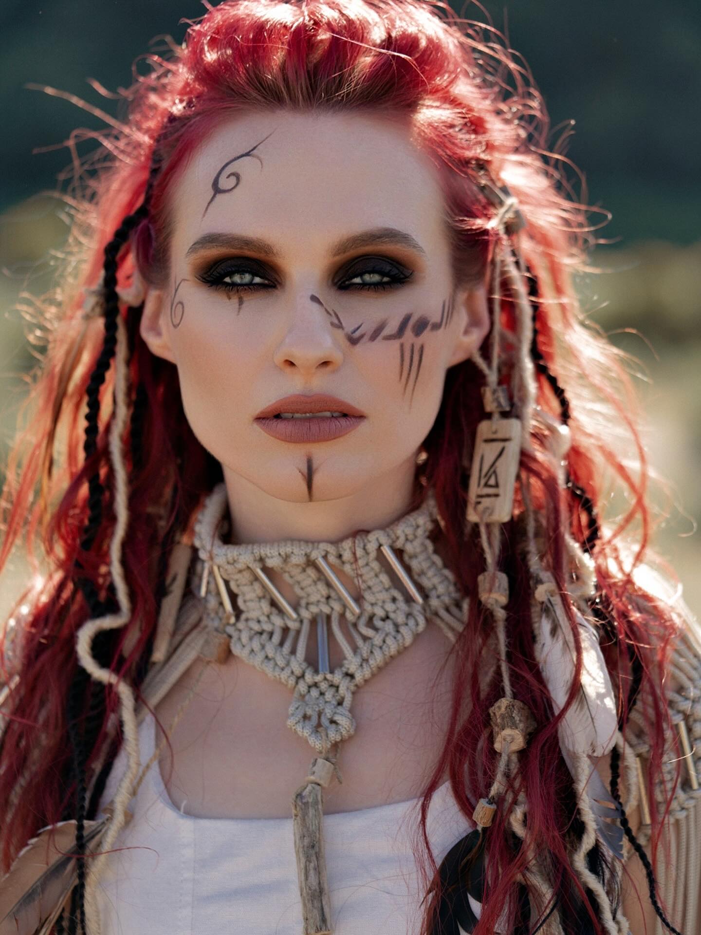 Du betrachtest gerade FABIENNE ERNI – Eluveitie Sängerin präsentiert nächste Solosingle `Stone By Stone` im Clip
