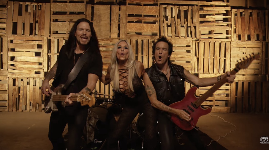 Du betrachtest gerade FEMME FATALE ft. Ron Bumblefoot – `Bad Love` Video zur neuen Single