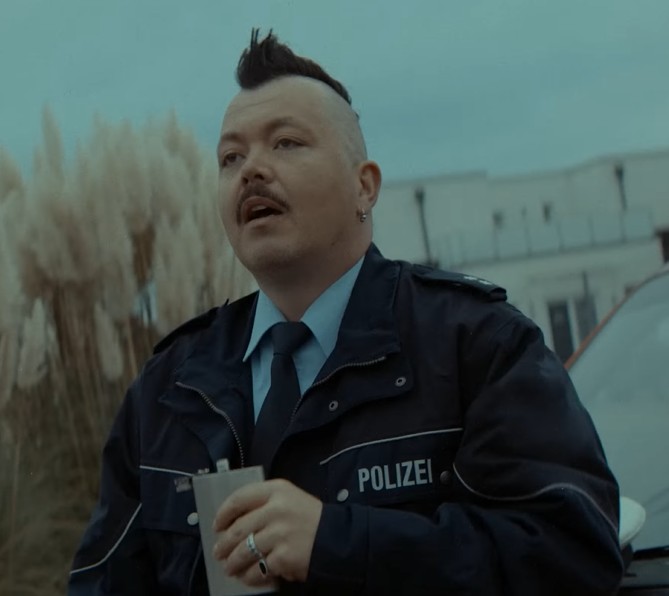 Du betrachtest gerade SCHATTENMANN – `Schna-na-naps´ Partyhymne im Video