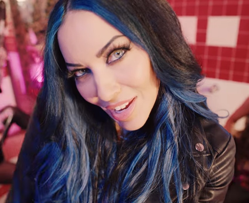 Du betrachtest gerade THE VIOLENT HOUR – Ex-Butcher Babe Carla Harvey & Co. teilen neues `Sex and Cigarettes´ Video