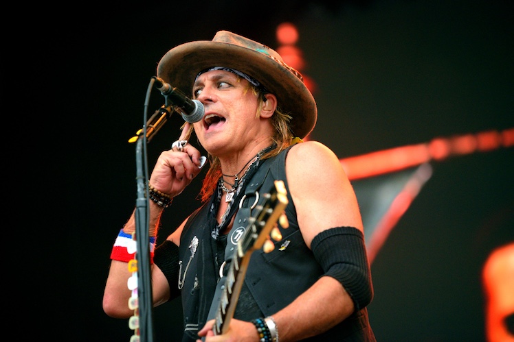 Du betrachtest gerade RYAN ROXIE – Alice Cooper Gitarrist teilt Video zur neuen Single `Fight Another Day`