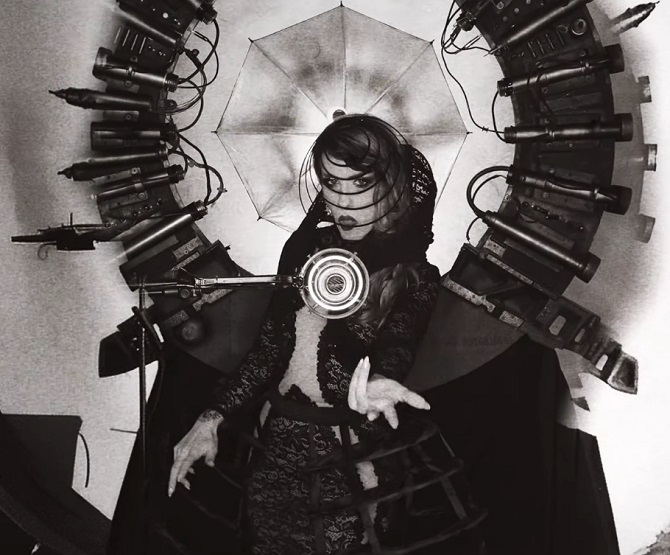 Du betrachtest gerade SICK N‘ BEAUTIFUL – `Skyfall´ Cover im Schwarz-Weiß-Clip