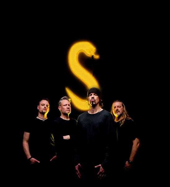 Mehr über den Artikel erfahren GODSNAKE – Ein paar neue Klamotten – Ansonsten weiter Vollgas