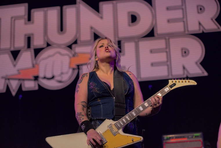 Mehr über den Artikel erfahren THUNDERMOTHER – `The Road Is Ours` (Live in Cologne) Video zum neuen Album