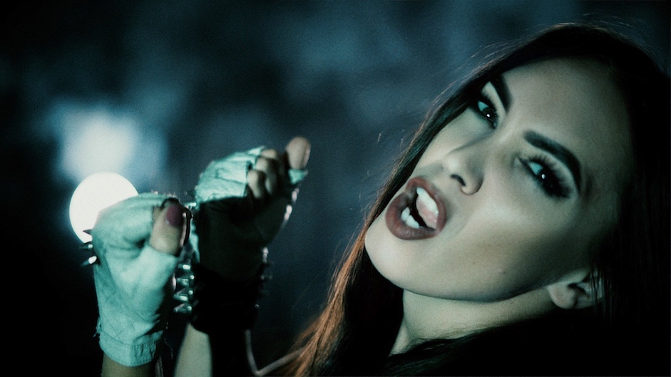 Du betrachtest gerade LEATHERWITCH  – Marta Gabriel stellt `Heroes And The Dice` Video-Single vor