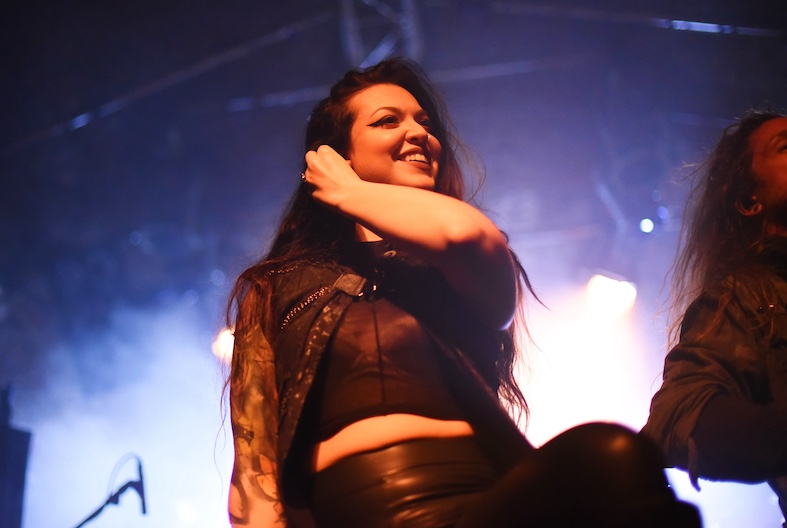 Du betrachtest gerade VICKY PSARAKIS – “Call Of Duty“ Song `No One There` veröffentlicht