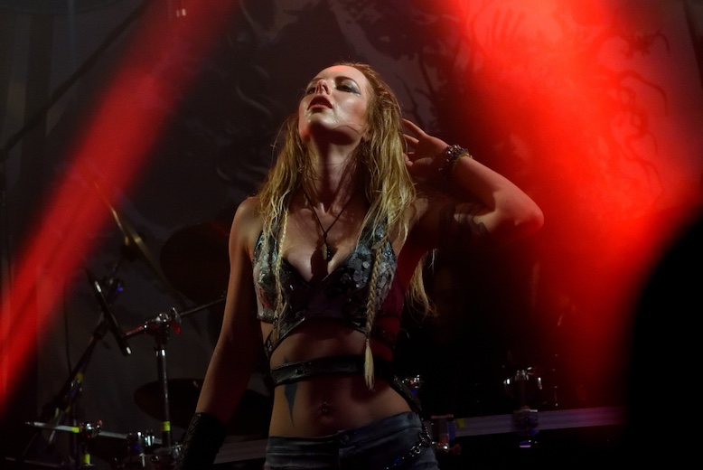 Du betrachtest gerade LAURA GULDEMOND – Burning Witches Frontfrau teilt Journey Cover: `Don’t Stop Believing`