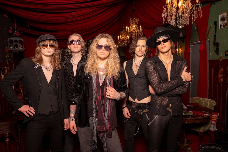Mehr über den Artikel erfahren VELVETEEN QUEEN – Glam Rocker mit `Adrenaline` Video-Single