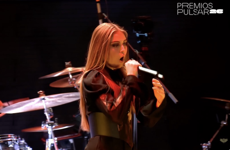 Mehr über den Artikel erfahren DECESSUS – Miss World Chile und Band teilen `The Hollow Descent` Live Performance