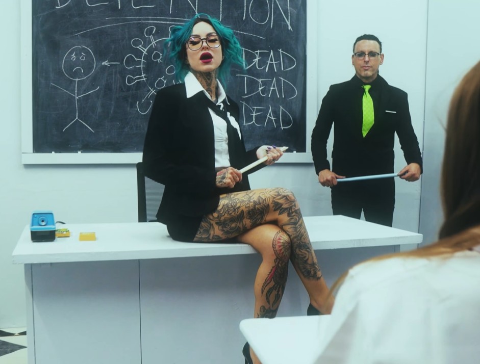 Mehr über den Artikel erfahren STITCHED UP HEART ft. Geena Fontanella – Neues `Dead To Me´ Video veröffentlicht
