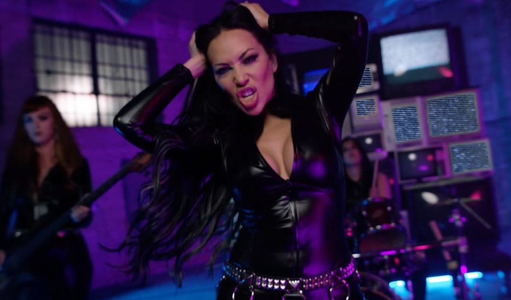 Mehr über den Artikel erfahren THE VIOLENT HOUR – Carla Harvey stellt `Screenager` Video vor