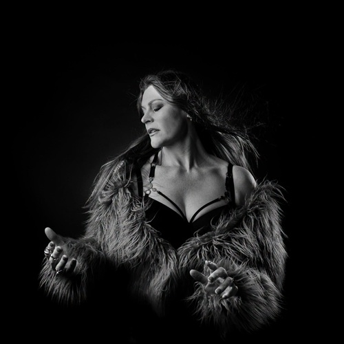 Du betrachtest gerade FLOOR JANSEN – Neue Single `Everything Is Moving On´ ist da
