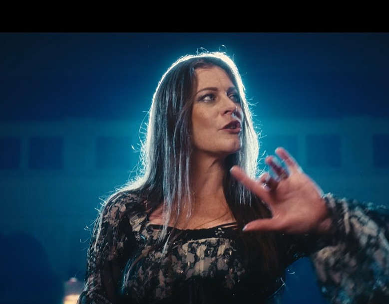 Mehr über den Artikel erfahren FLOOR JANSEN – Neue Single `Everything Is Moving On´ ist da