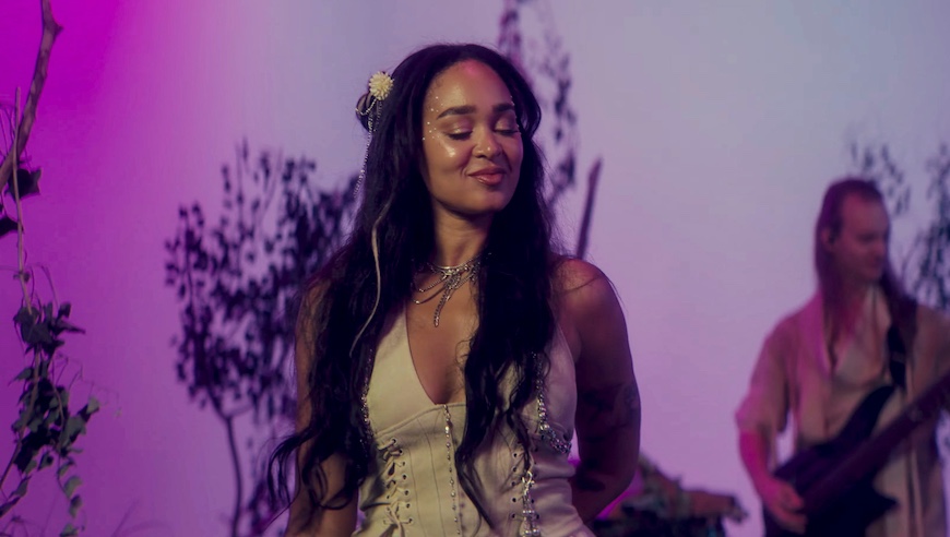 Du betrachtest gerade AD INFINITUM Sängerin MELISSA BONNY  – `I’m A Monster` vom kommender “Live From The Apocalypse“ Show